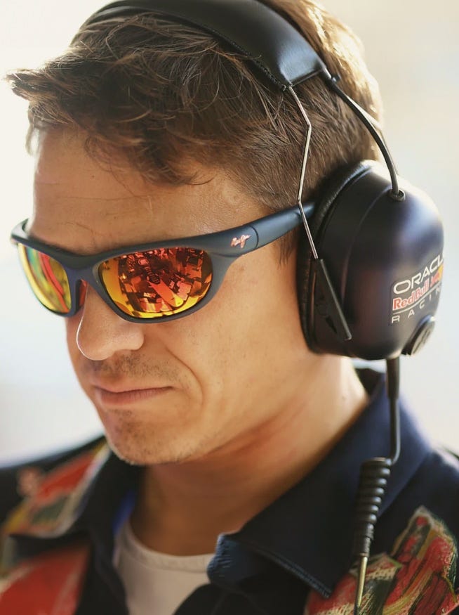 Homme portant des lunettes de soleil adaptées à la conduite