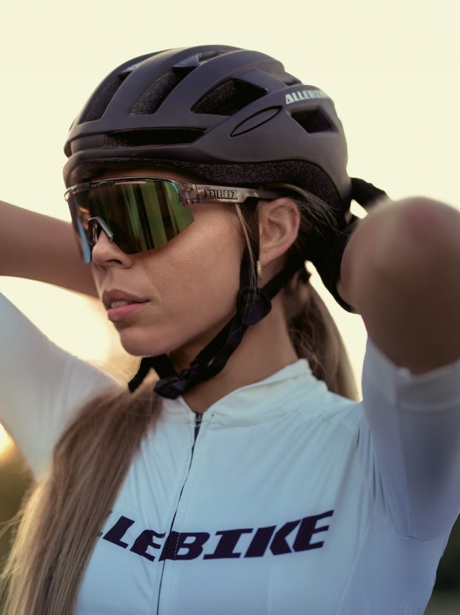 Cycliste portant des lunettes de soleil de sport avec casque