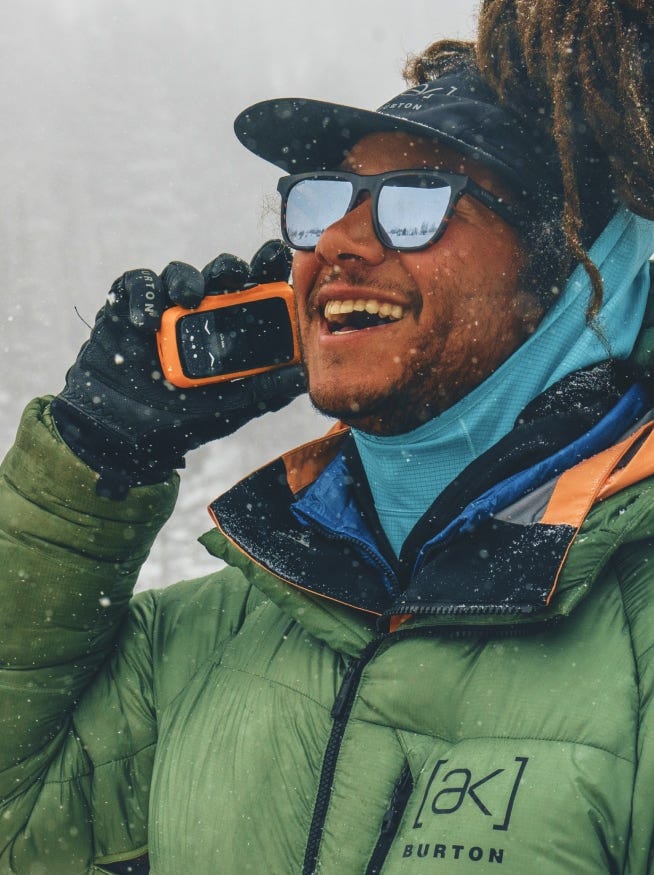 Homme portant des lunettes de soleil adaptées à la montagne et à la neige