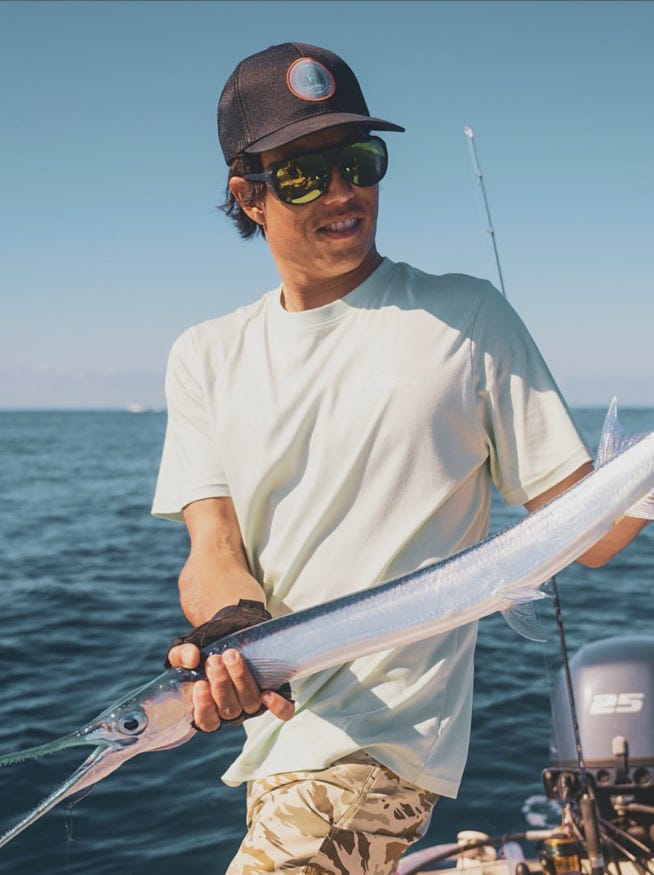 Pêcheur portant des lunettes de soleil polarisées en mer
