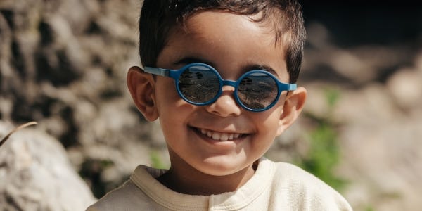 Enfant portant des lunettes de soleil Julbo en extérieur