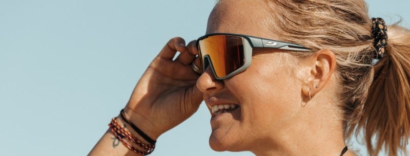 Lunettes de sport Julbo Fury portées de trois-quarts