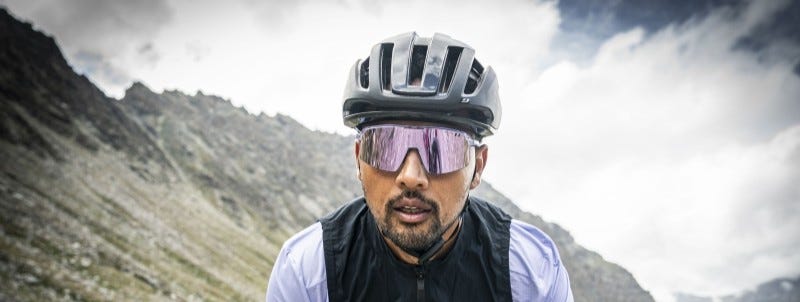 Lunettes de sport Julbo Intensity portées de trois-quarts