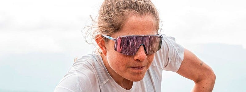 Lunettes de sport Julbo Intensity portées de trois-quarts