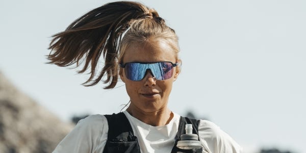 Traileur portant des lunettes de soleil Julbo en course