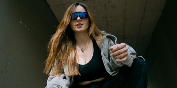 Femme portant des lunettes de soleil Bollé