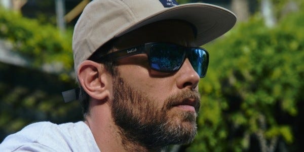 Homme portant des lunettes de soleil Bollé