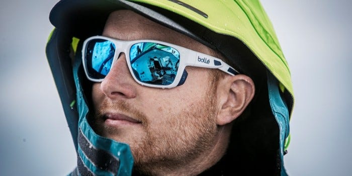 Lunettes de soleil Bollé à verres polarisés portées de trois-quarts