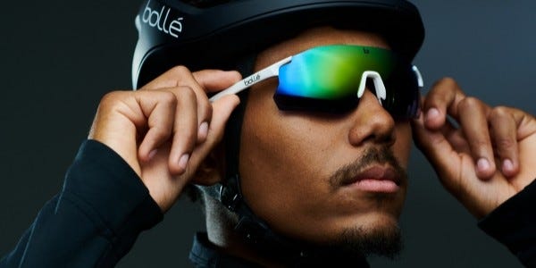 Cycliste portant des lunettes de soleil Bollé sur route