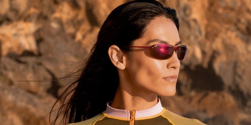 Femme portant des lunettes de soleil Maui Jim