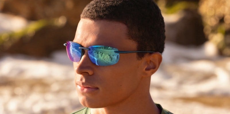 Homme portant des lunettes de soleil Maui Jim