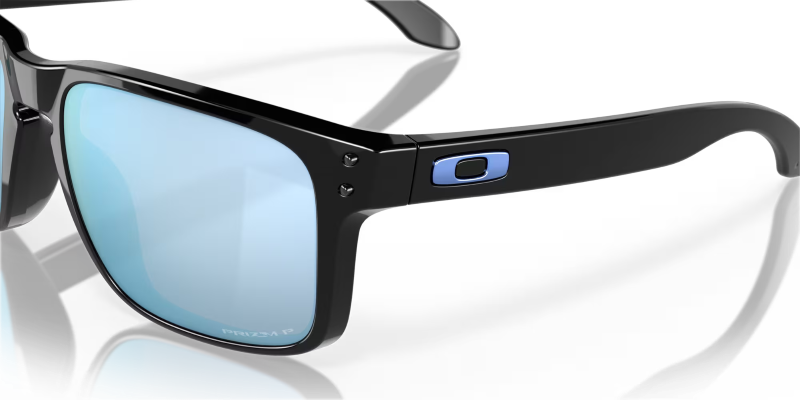 Lunettes de soleil Oakley Holbrook portées de trois-quarts