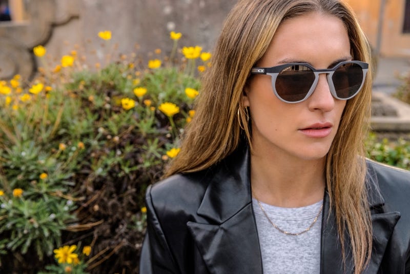 Femme portant des lunettes de soleil Oakley