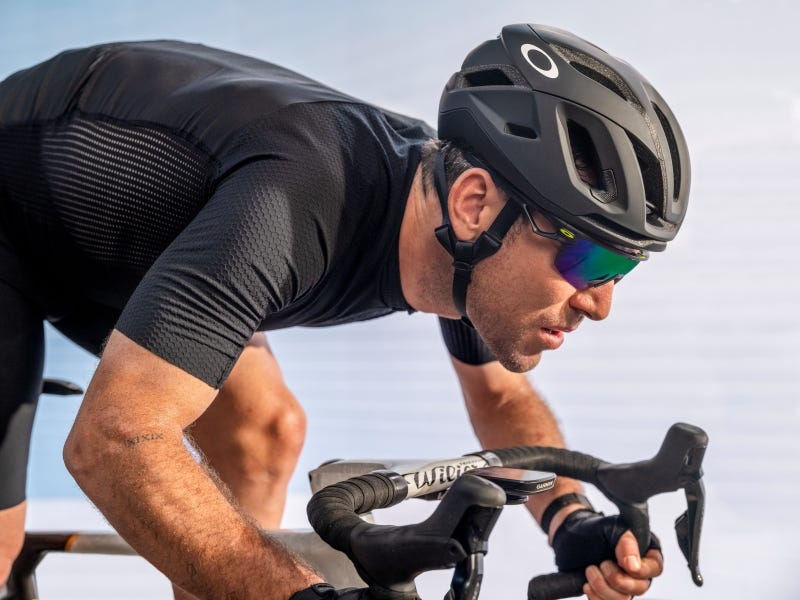 Cycliste portant des lunettes de soleil Oakley sur route