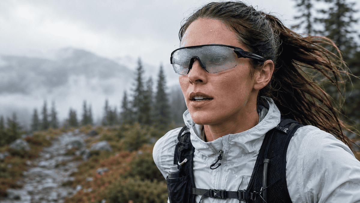 Femme faisant du trail runing et portant des lunettes de sport ventilées lors d'un effort par temps frais