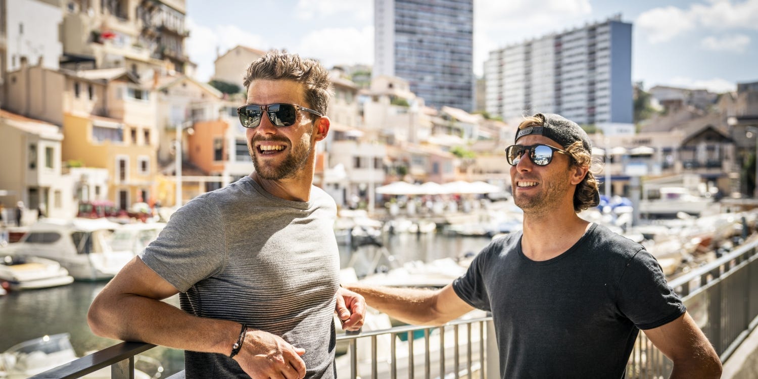 Lunettes de soleil portées face à une forte luminosité