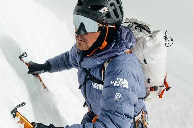 Lunettes glacier avec coques latérales sur neige très lumineuse