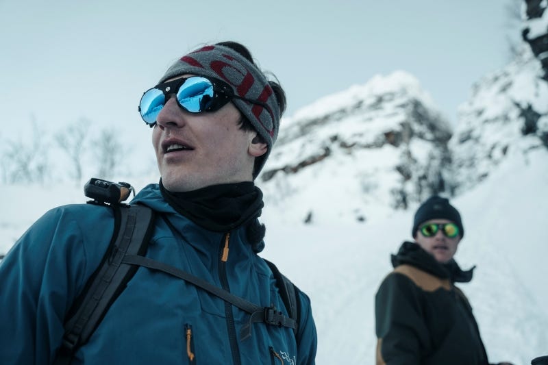 Alpiniste en progression sur glacier