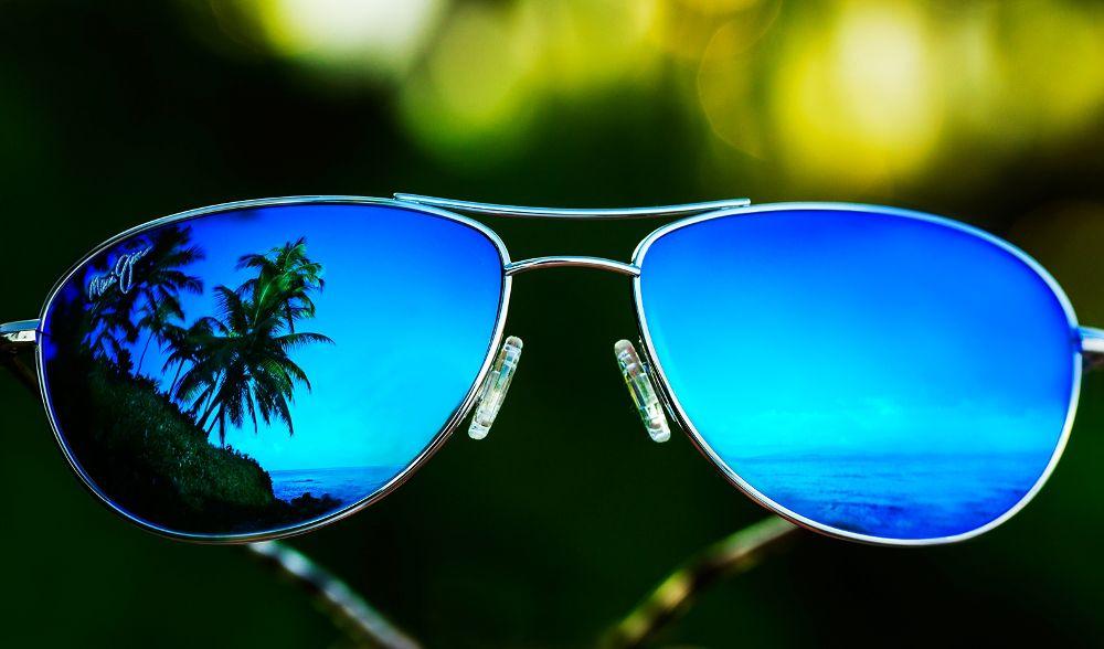 Lunettes de soleil Maui Jim mises en scène sur un fond hawaïen