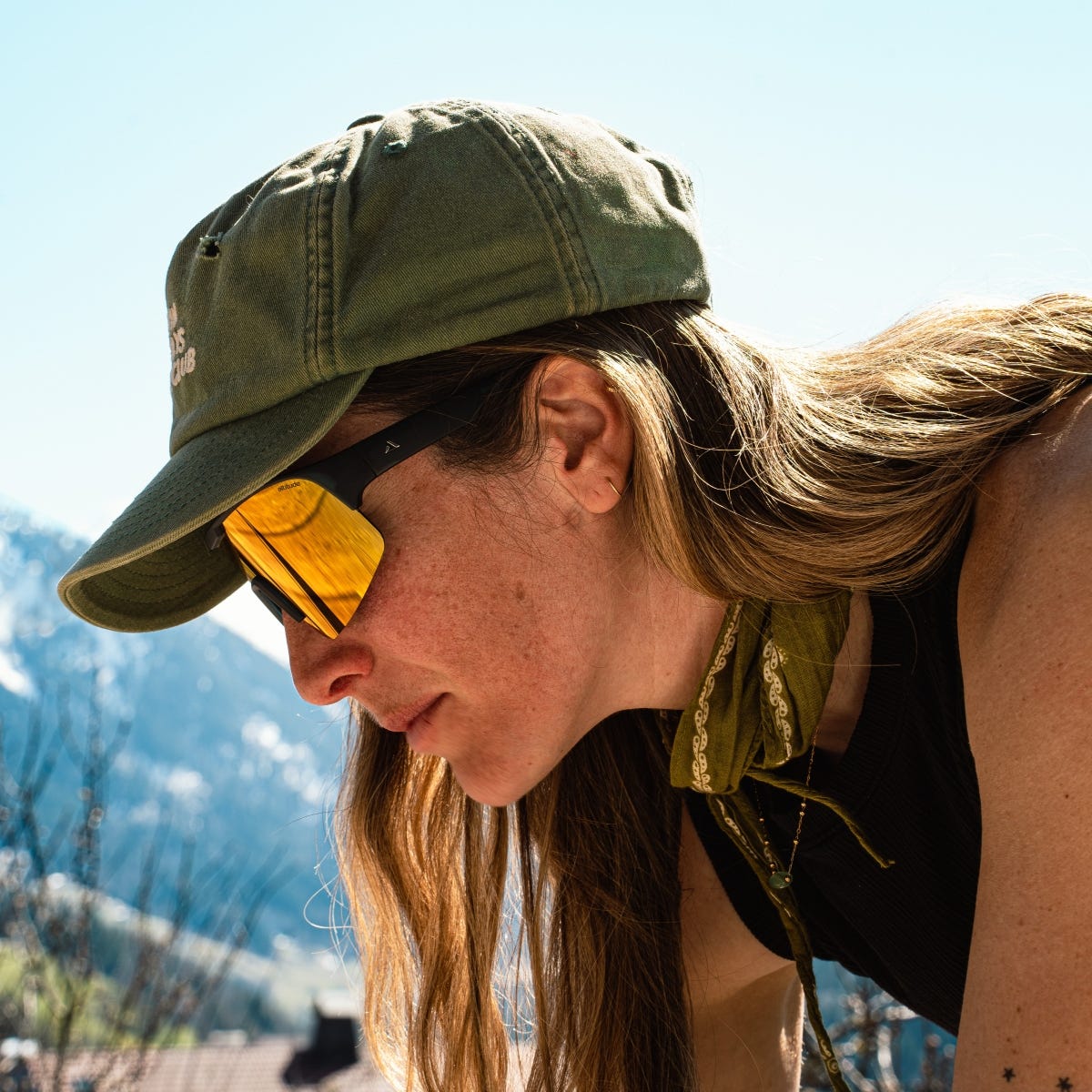 Lunettes de soleil catégorie 3 portées dans un usage polyvalent