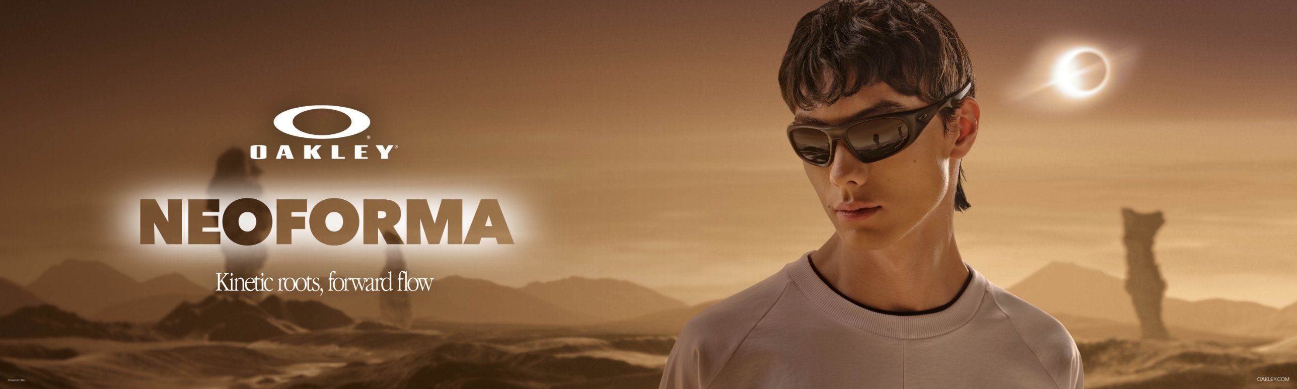 Campagne Oakley Neoforma «&nbsp;Kinetic roots, forward flow&nbsp;»&nbsp;: homme portant des Oakley Neoforma dans un paysage désertique au soleil éclipsé